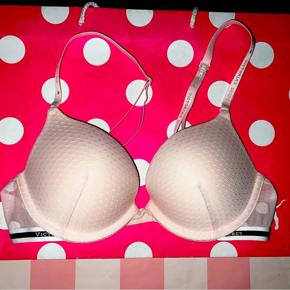 NWOT Victorias Secret Size 34B Iconic 2015 Polka Dot Pale Pink Push-up Bra.